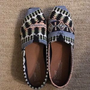 Tom’s Classic Black/blue tribal shoes
